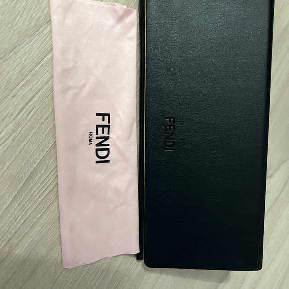 Fendi Sunglasses - like new worn only 2 times - Picture 8 of 8